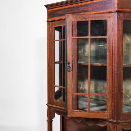 Englische Mahagoni Vitrine mit Satinholz Intarsien