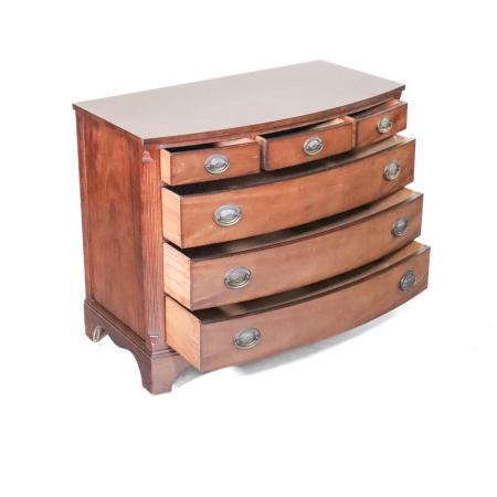 Bowfront Chest nach Thomas Sheraton