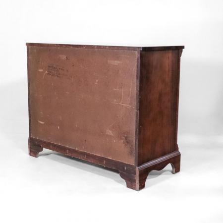 Bowfront Chest nach Thomas Sheraton