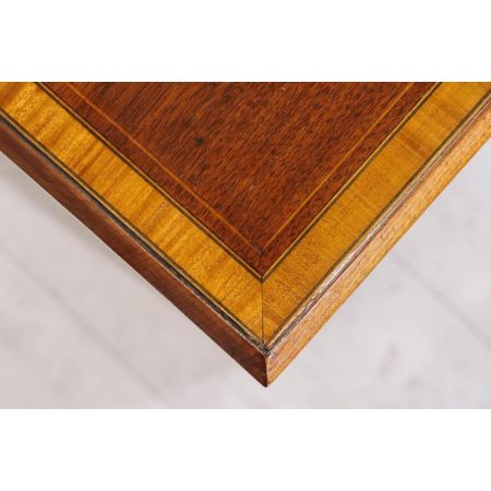 Antikes Nest of Tables mit Bandintarsien