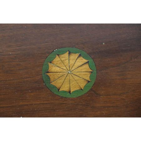 Antikes Nest of Tables mit Bandintarsien