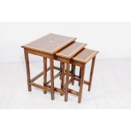 Antikes Nest of Tables mit Bandintarsien