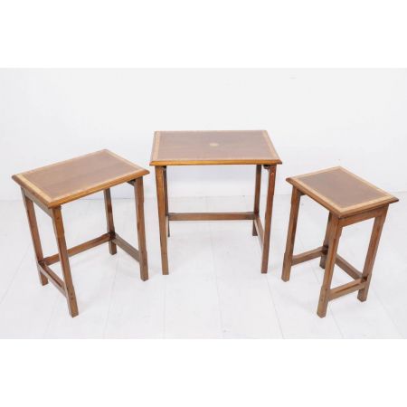 Antikes Nest of Tables mit Bandintarsien