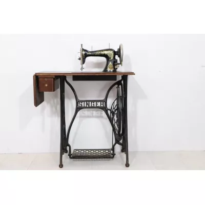 Antike Singer Nähmaschine mit goldfarbenen Ornamenten