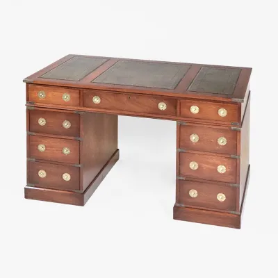 Schreibtisch antik aus Mahagoni – klassischer Schreibtisch im Military Stil