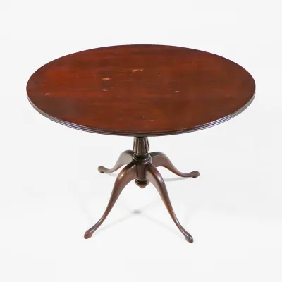 Ovaler Beistelltisch