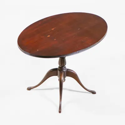 Ovaler Beistelltisch