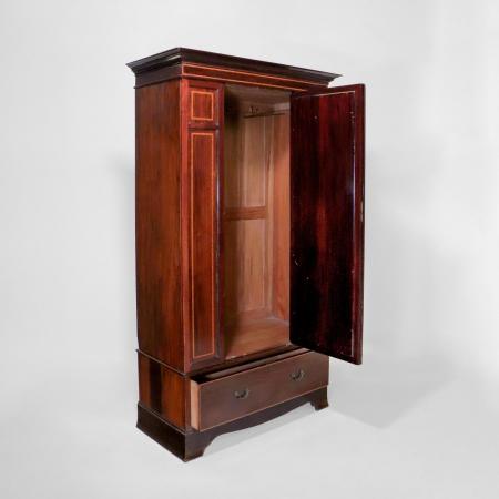 Antiker Mahagoni-Kleiderschrank aus England, 19. Jahrhundert – Rötliches Mahagoni-Holz mit intarsien und Spiegel.