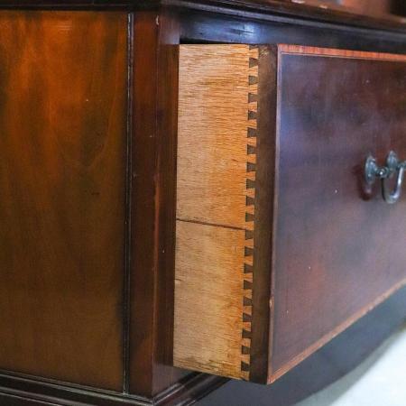 Antiker Mahagoni-Kleiderschrank aus England, 19. Jahrhundert – Rötliches Mahagoni-Holz mit intarsien und Spiegel.