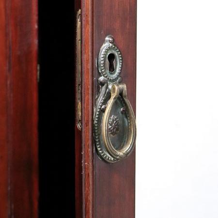 Antiker Mahagoni-Kleiderschrank aus England, 19. Jahrhundert – Rötliches Mahagoni-Holz mit intarsien und Spiegel.