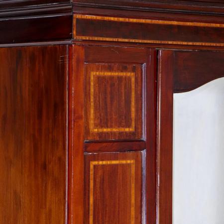 Antiker Mahagoni-Kleiderschrank aus England, 19. Jahrhundert – Rötliches Mahagoni-Holz mit intarsien und Spiegel.