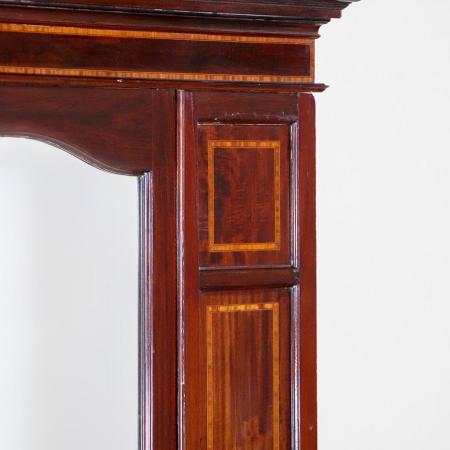 Antiker Mahagoni-Kleiderschrank aus England, 19. Jahrhundert – Rötliches Mahagoni-Holz mit intarsien und Spiegel.