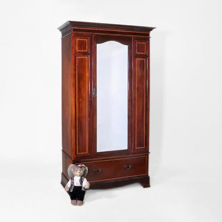 Antiker Mahagoni-Kleiderschrank aus England, 19. Jahrhundert – Rötliches Mahagoni-Holz mit intarsien und Spiegel.
