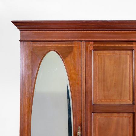 Antiker Mahagoni-Kleiderschrank