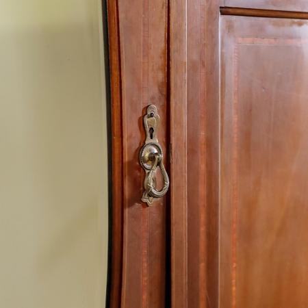 Antiker Mahagoni-Kleiderschrank