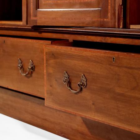 Antiker Mahagoni-Kleiderschrank