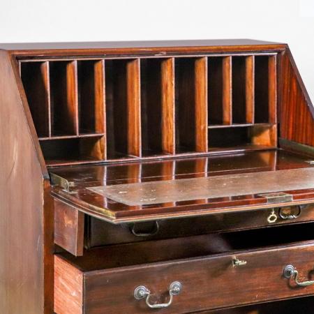 Antiker Mahagoni-Sekretär im edwardianischen Donkey-Back-Design aus den 1930er Jahren mit geprägter Leder-Schreibfläche und Messing-Schwanenhalsgriffen.