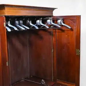 Antiker Offiziersschrank