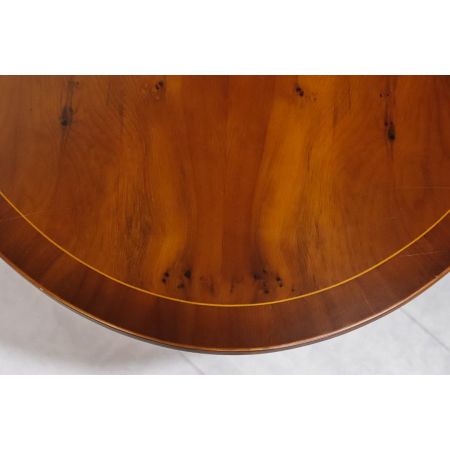 Sofatisch/ coffetable mit feinen Intarsien und Säbelbeinen