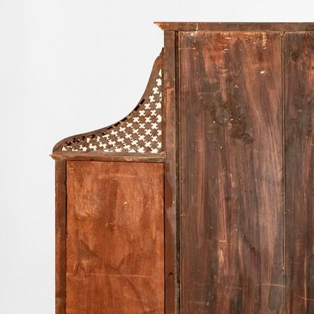 Antiker viktorianischer Mahagoni-Chiffonier mit elegant geschwungener Serpentin-Front, Spiegelrückwand und verglasten Türen