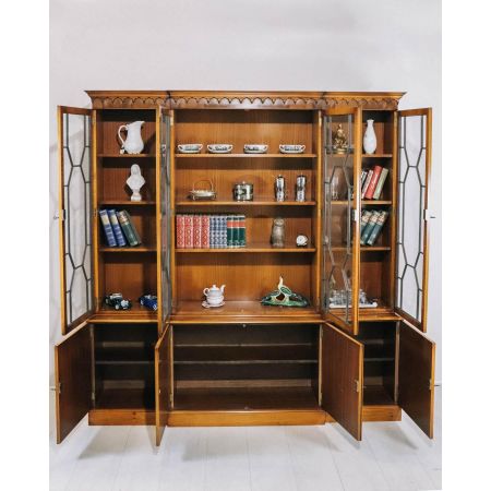Antikes Breakfront Bookcase/ Bücherregal aus Eibe mit besonderer Patina