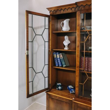 Antikes Breakfront Bookcase/ Bücherregal aus Eibe mit besonderer Patina