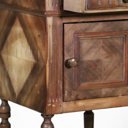 Antikes französisches Schränkchen mit Marmorplatte und Mahagoni-Dekor