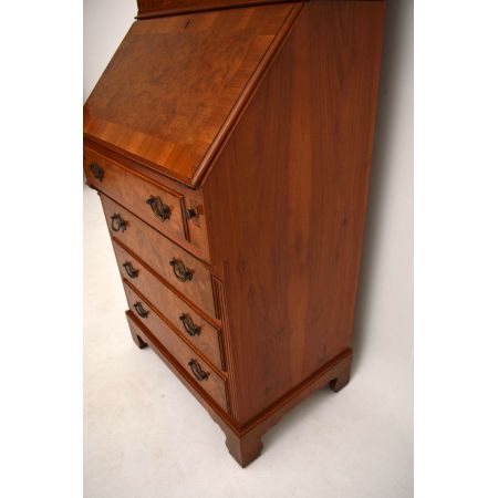 Antikes Bücherregal Bücherschrank aus Nussbaum mit vier Schubladen und Vitrine