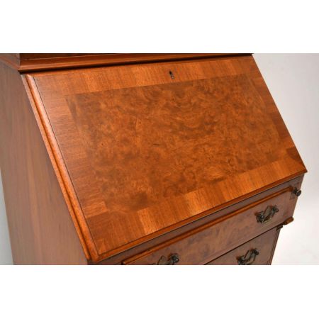 Antikes Bücherregal Bücherschrank aus Nussbaum mit vier Schubladen und Vitrine