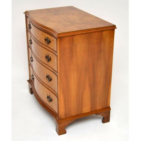 Antiker Burr Walnut Serpentine Fronted Chest of Drawers