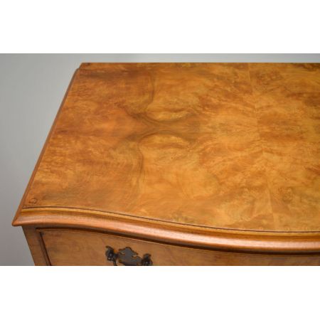 Antiker Burr Walnut Serpentine Fronted Chest of Drawers