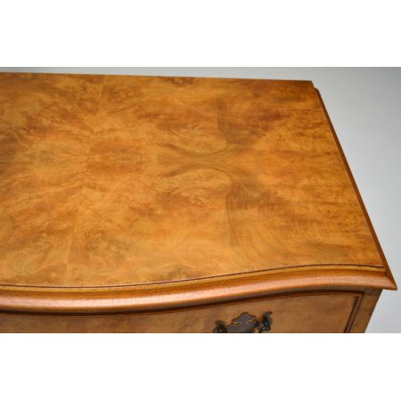 Antiker Burr Walnut Serpentine Fronted Chest of Drawers