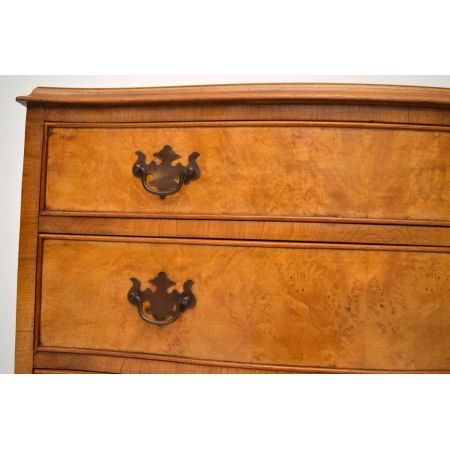 Antiker Burr Walnut Serpentine Fronted Chest of Drawers