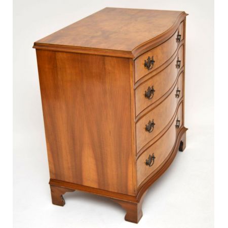 Antiker Burr Walnut Serpentine Fronted Chest of Drawers