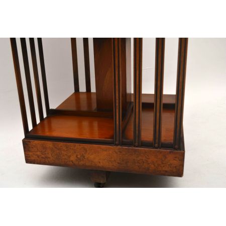 Antikes georgisches Burr Elm Revolving Bücherregal