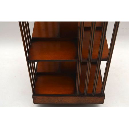 Antikes georgisches Burr Elm Revolving Bücherregal