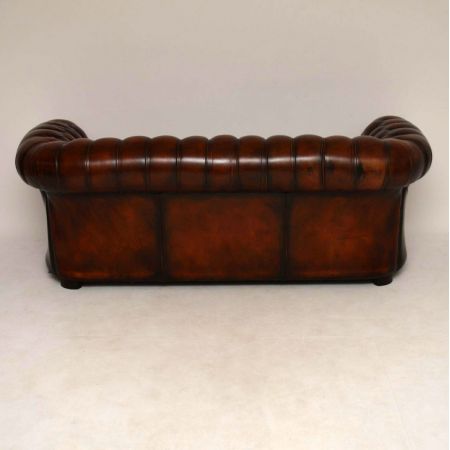 Antikes tief geknöpftes Leder Chesterfield 3-Sitzer-Sofa