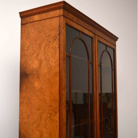 Antik Burr Walnuss Bücherregal Schrank mit Showcase Vitrine