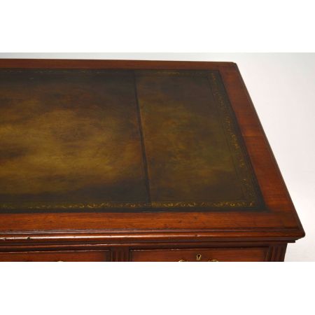 Großer Antiker Victorian Mahogany Pedestal Desk