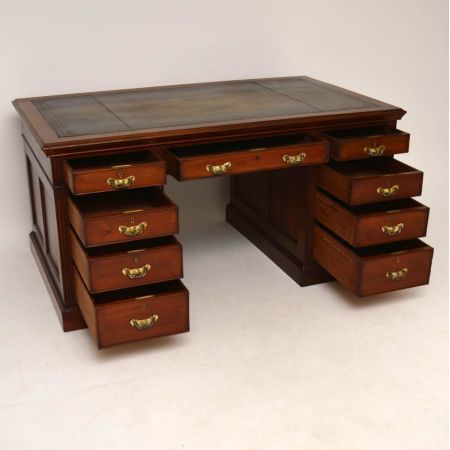 Großer Antiker Victorian Mahogany Pedestal Desk