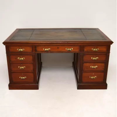Großer Antiker Victorian Mahogany Pedestal Desk