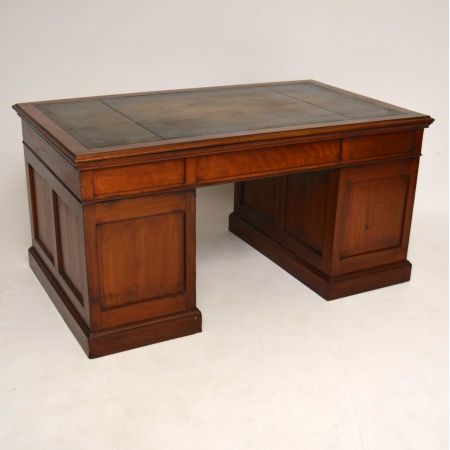 Großer Antiker Victorian Mahogany Pedestal Desk