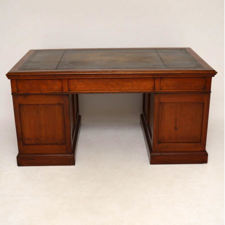 Großer Antiker Victorian Mahogany Pedestal Desk