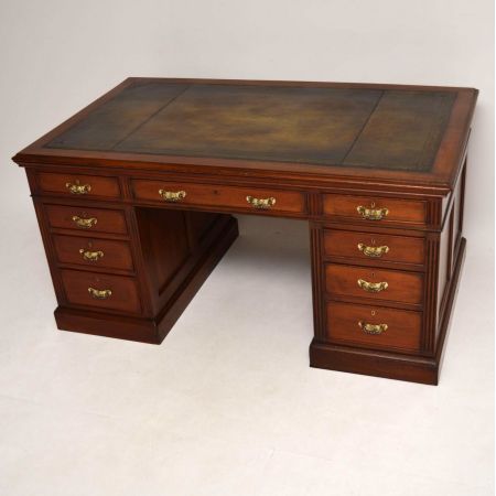 Großer Antiker Victorian Mahogany Pedestal Desk