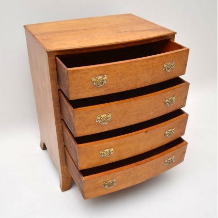 Kleine Antike Ahorn Kommode mit vier Schublade Nachttisch Kleiderkommode antik