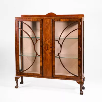 Antike Art Déco Vitrine aus England ca. 1930 – Original Mahagoni Vitrinenschrank mit Glasfront, Queen Anne Füße