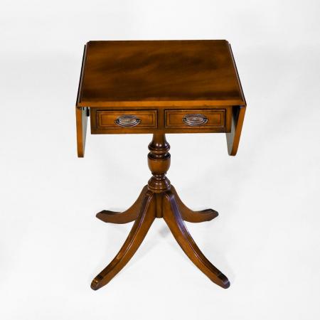 Bevan Funnell Beistelltisch aus geflammtem Mahagoni, ausklappbar und im Regency-Stil – Funktionaler Vintage-Tisch mit zwei Schubladen.