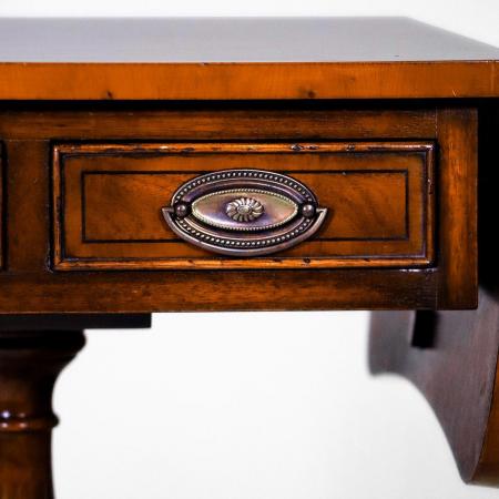 Bevan Funnell Beistelltisch aus geflammtem Mahagoni, ausklappbar und im Regency-Stil – Funktionaler Vintage-Tisch mit zwei Schubladen.