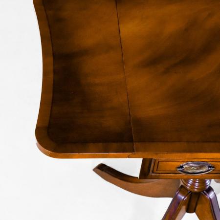 Bevan Funnell Beistelltisch aus geflammtem Mahagoni, ausklappbar und im Regency-Stil – Funktionaler Vintage-Tisch mit zwei Schubladen.