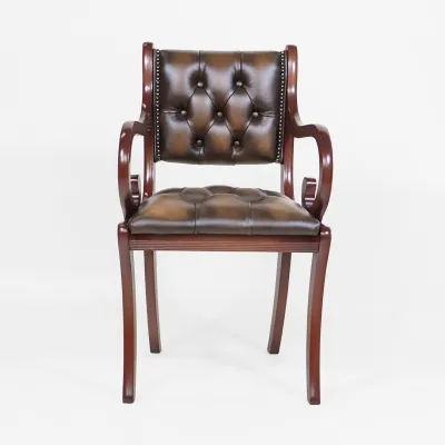 Chesterfield Armlehnstuhl "Canterbury Carver Chair" aus braunem Leder in Mahagoni